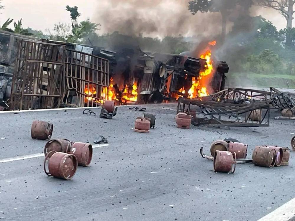 AUTOROUTE DU NORD : UN CAMION DE GAZ BUTANE INCENDIÉ, CIRCULATION PARALYSÉE