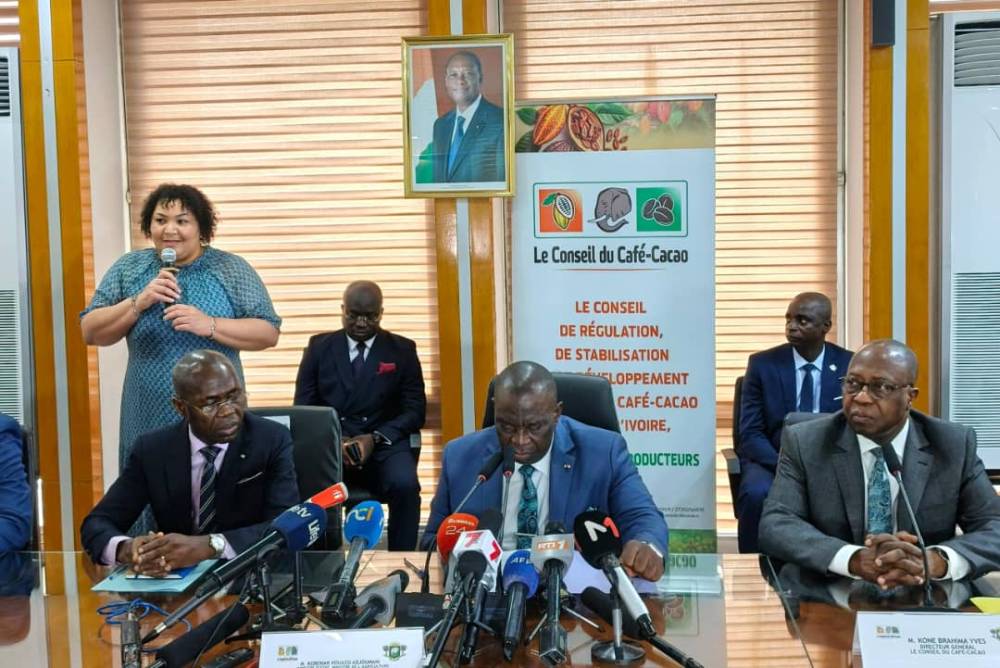 CACAO : LE GOUVERNEMENT RECONNAIT L’AMPLEUR DE LA CRISE APRES DES SEMAINES DE DENI