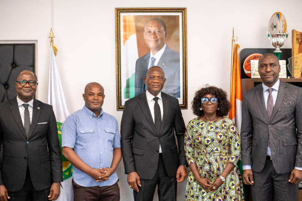 JEÛNE CHRETIEN ET MUSULMAN : LE MINISTRE ADJE SILAS METCH FAIT UN DON AUX JOURNALISTES SPORTIFS